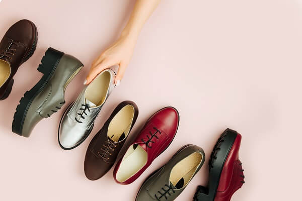Sapatos de várias cores alinhados na transversal