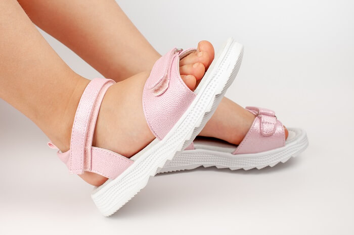 Pés infantis com sandália feminina rosa