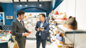 Como abordar um cliente da forma certa na sua loja?